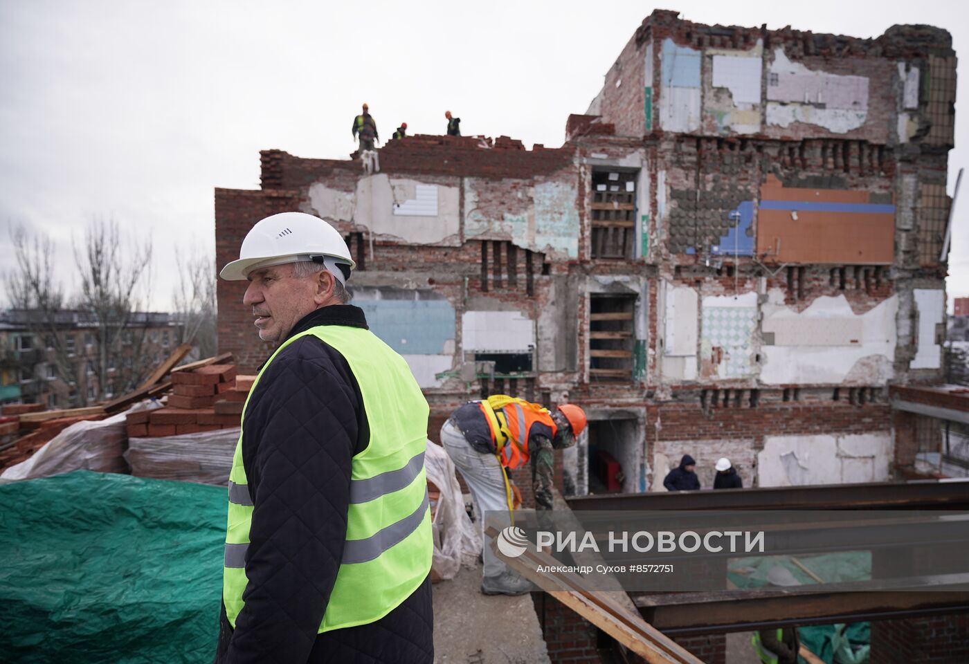 Восстановление разрушенных в ходе боевых действий домов в Мариуполе