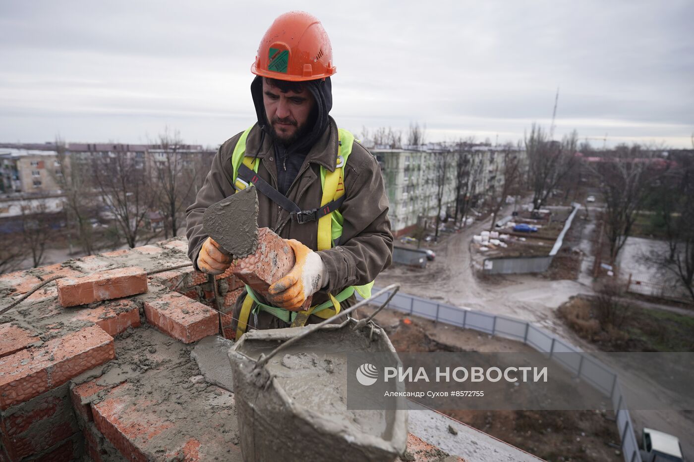 Восстановление разрушенных в ходе боевых действий домов в Мариуполе