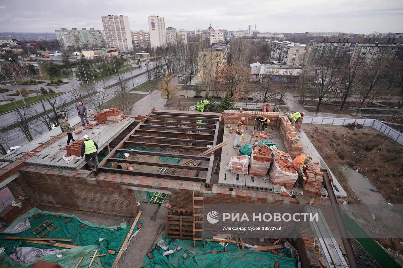 Восстановление разрушенных в ходе боевых действий домов в Мариуполе