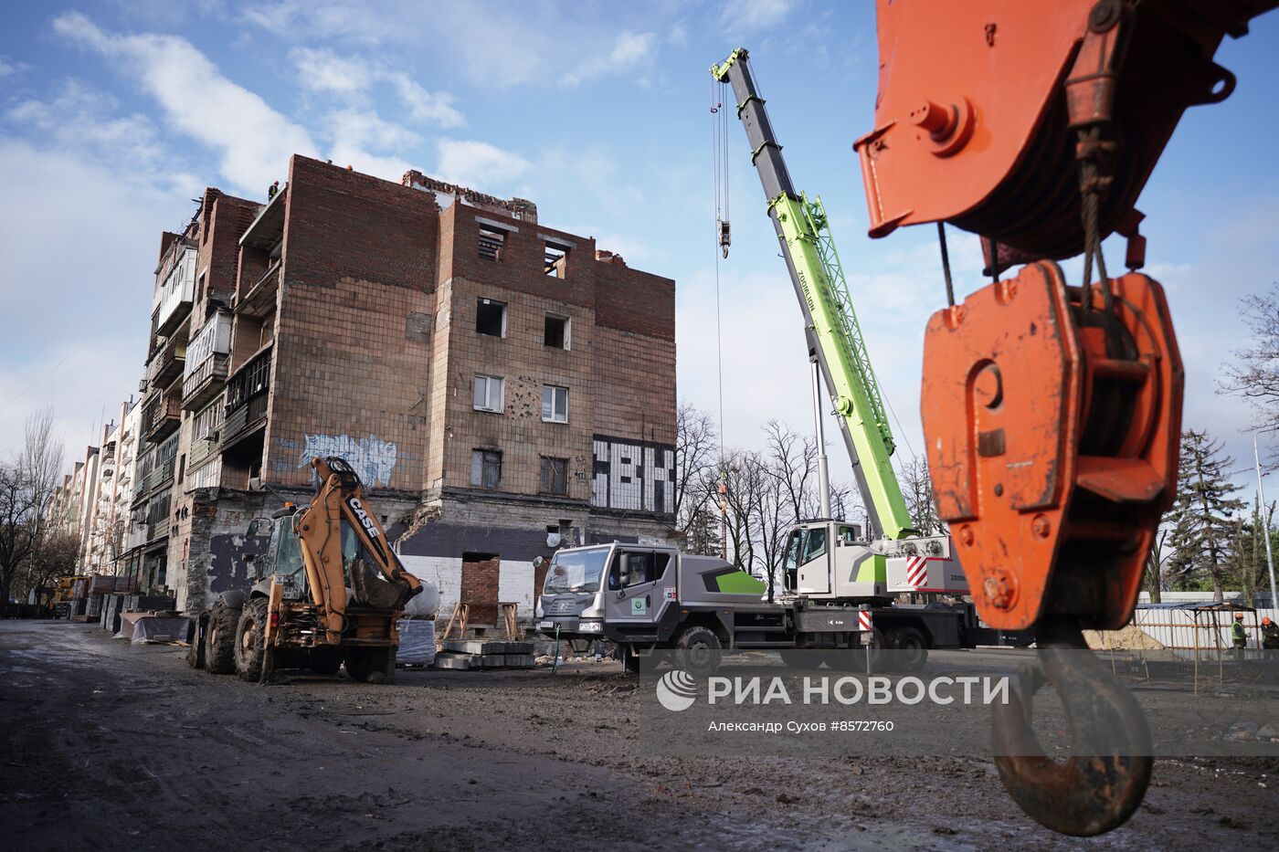 Восстановление разрушенных в ходе боевых действий домов в Мариуполе