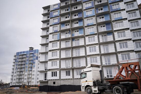 Восстановление разрушенных в ходе боевых действий домов в Мариуполе