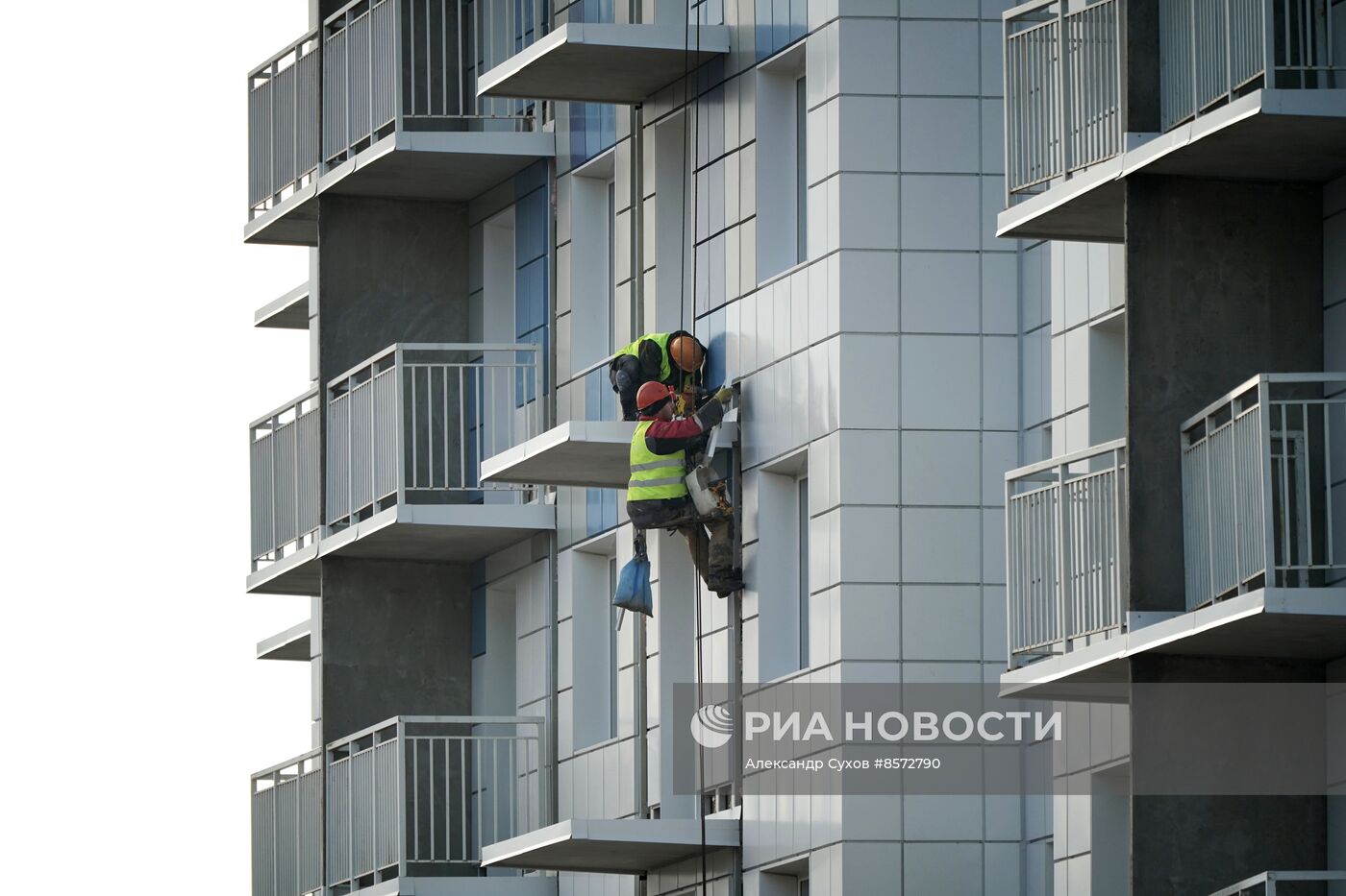 Восстановление разрушенных в ходе боевых действий домов в Мариуполе