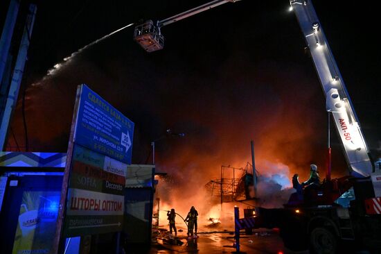 Пожар на вещевом рынке в Ростовской области