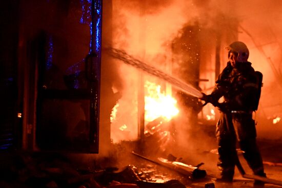 Пожар на вещевом рынке в Ростовской области