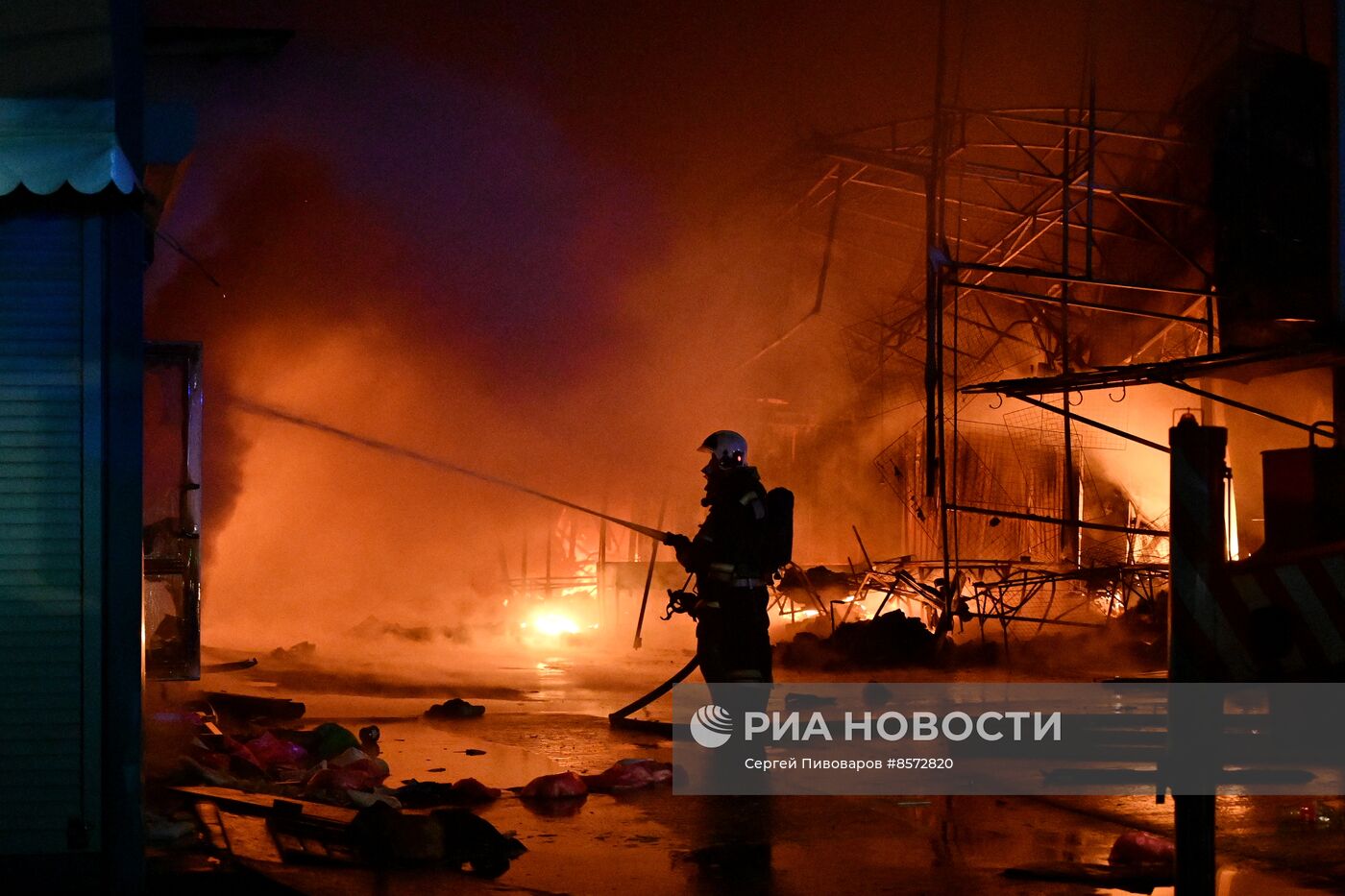 Пожар на вещевом рынке в Ростовской области