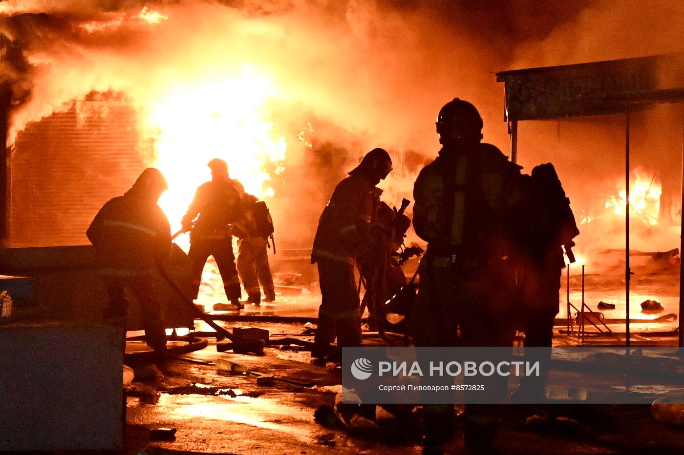 Пожар на вещевом рынке в Ростовской области