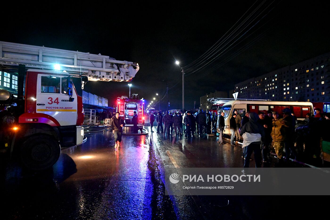 Пожар на вещевом рынке в Ростовской области