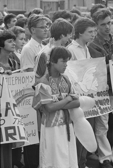 Советские и американские борцы за мир во время антиядерной манифестации