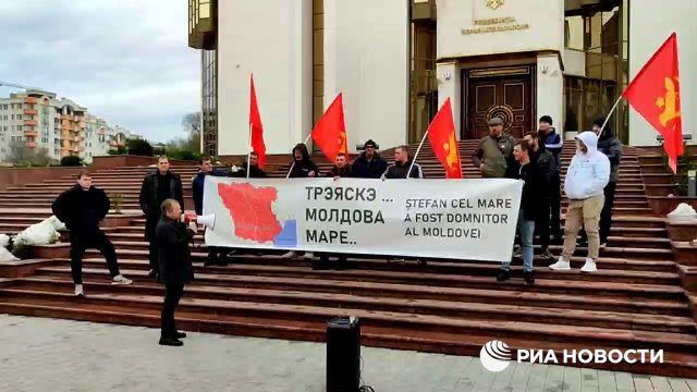 В центре Кишинева прошли акции сторонников и противников объединения Молдавии с Румынией