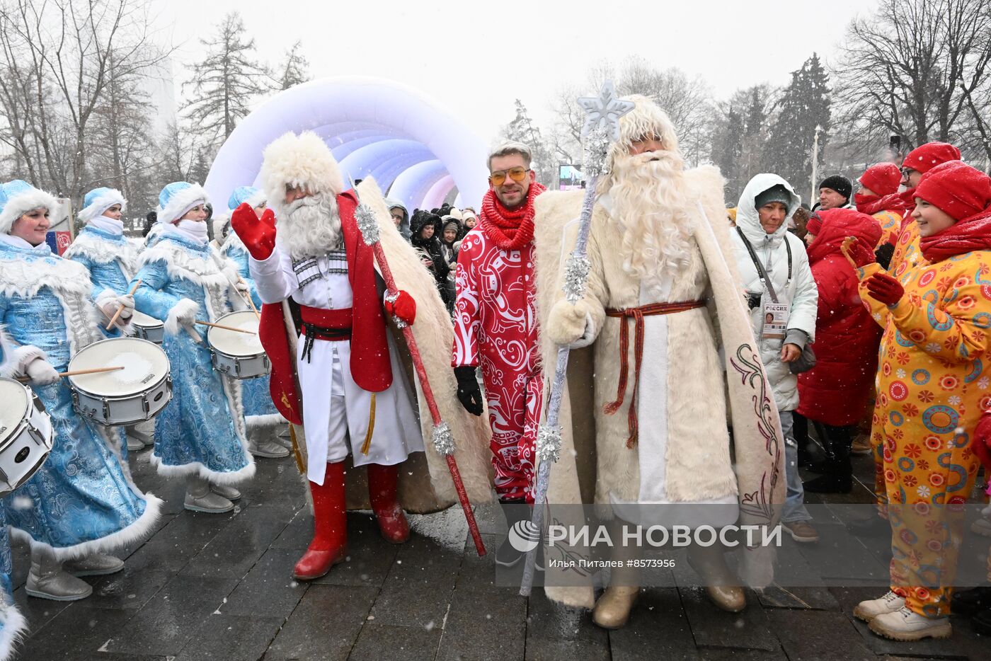 Выставка "Россия". Дни Дедов Морозов народов России: Митын Дада  и Уэс-Дадэ