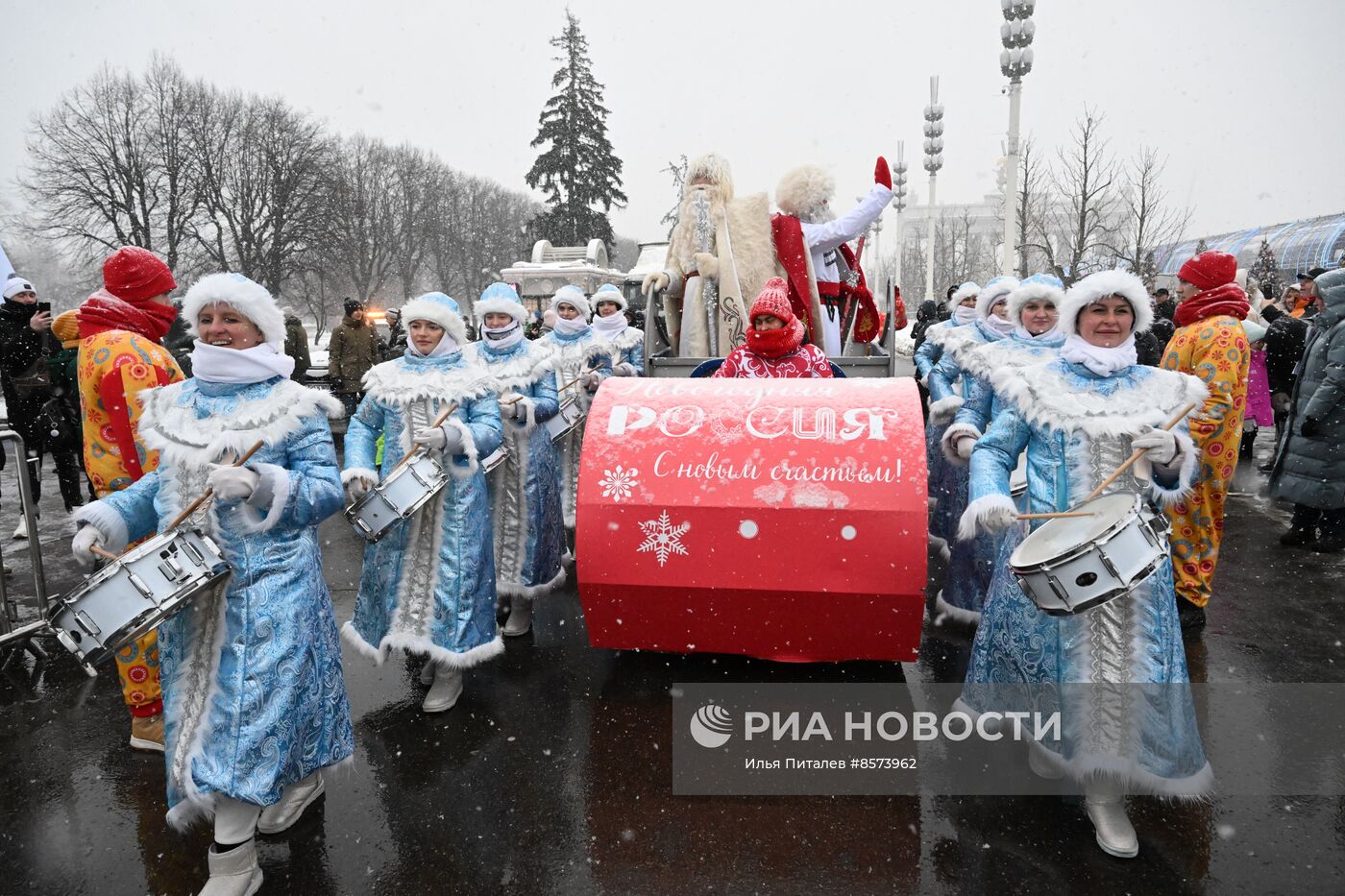 Выставка "Россия". Дни Дедов Морозов народов России: Митын Дада  и Уэс-Дадэ