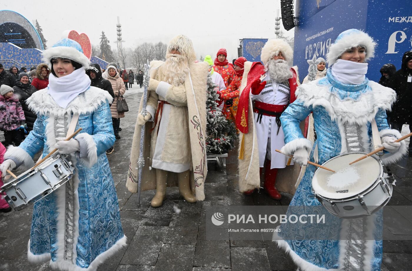 Выставка "Россия". Дни Дедов Морозов народов России: Митын Дада  и Уэс-Дадэ