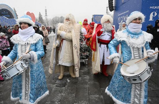 Выставка "Россия". Дни Дедов Морозов народов России: Митын Дада  и Уэс-Дадэ