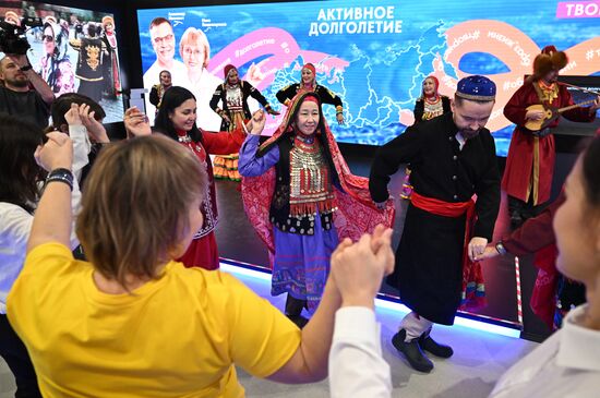 Международная выставка-форум "Россия"
День региона. Республика Башкортостан
Презентация проекта "Башкирское долголетие", Павильон С Минтруда России Место: Россия, Москва. Автор: Григорий Сысоев/РИА Новости. Выставка "Россия". День региона. Республика Башкортостан