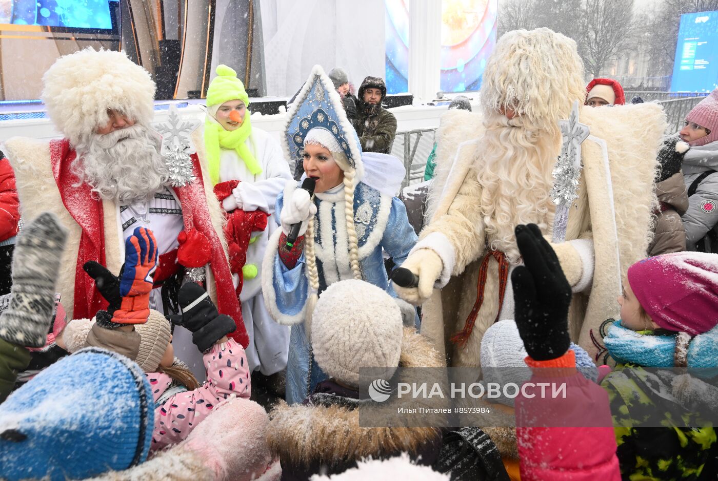 Выставка "Россия". Дни Дедов Морозов народов России: Митын Дада  и Уэс-Дадэ