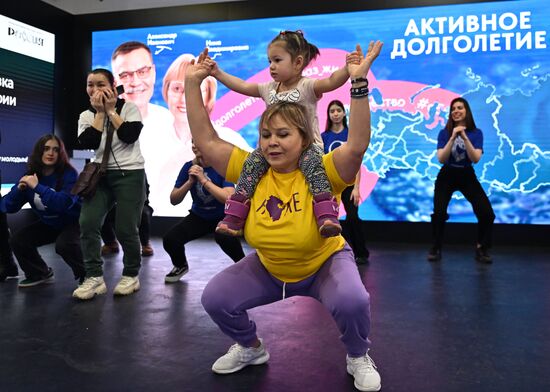 Международная выставка-форум "Россия"
День региона. Республика Башкортостан
Тренировка "ТурбоНенейки" с самой активной бабушкой Башкортостана Людмилой Семеновой, Павильон С Минтруда России
Место: Россия, Москва. Автор: Григорий Сысоев/РИА Новости. Выставка "Россия". День региона. Республика Башкортостан