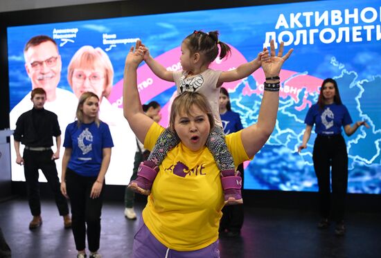 Международная выставка-форум "Россия"
День региона. Республика Башкортостан
Тренировка "ТурбоНенейки" с самой активной бабушкой Башкортостана Людмилой Семеновой, Павильон С Минтруда России
Место: Россия, Москва. Автор: Григорий Сысоев/РИА Новости. Выставка "Россия". День региона. Республика Башкортостан