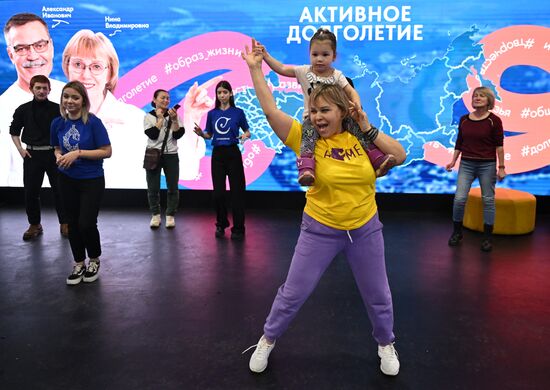 Международная выставка-форум "Россия"
День региона. Республика Башкортостан
Тренировка "ТурбоНенейки" с самой активной бабушкой Башкортостана Людмилой Семеновой, Павильон С Минтруда России
Место: Россия, Москва. Автор: Григорий Сысоев/РИА Новости. Выставка "Россия". День региона. Республика Башкортостан