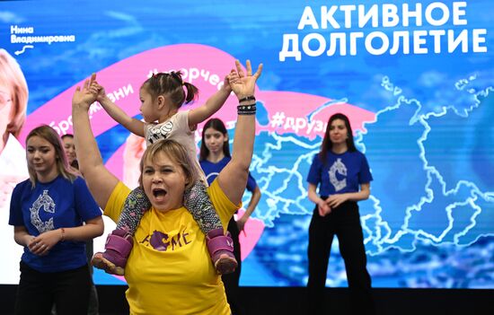 Международная выставка-форум "Россия"
День региона. Республика Башкортостан
Тренировка "ТурбоНенейки" с самой активной бабушкой Башкортостана Людмилой Семеновой, Павильон С Минтруда России
Место: Россия, Москва. Автор: Григорий Сысоев/РИА Новости. Выставка "Россия". День региона. Республика Башкортостан