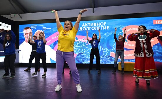 Международная выставка-форум "Россия"
День региона. Республика Башкортостан
Тренировка "ТурбоНенейки" с самой активной бабушкой Башкортостана Людмилой Семеновой, Павильон С Минтруда России
Место: Россия, Москва. Автор: Григорий Сысоев/РИА Новости. Выставка "Россия". День региона. Республика Башкортостан