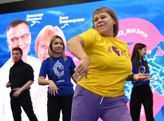 Международная выставка-форум "Россия"
День региона. Республика Башкортостан
Тренировка "ТурбоНенейки" с самой активной бабушкой Башкортостана Людмилой Семеновой, Павильон С Минтруда России
Место: Россия, Москва. Автор: Григорий Сысоев/РИА Новости. Выставка "Россия". День региона. Республика Башкортостан