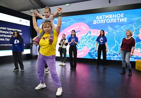 Международная выставка-форум "Россия"
День региона. Республика Башкортостан
Тренировка "ТурбоНенейки" с самой активной бабушкой Башкортостана Людмилой Семеновой, Павильон С Минтруда России
Место: Россия, Москва. Автор: Григорий Сысоев/РИА Новости. Выставка "Россия". День региона. Республика Башкортостан