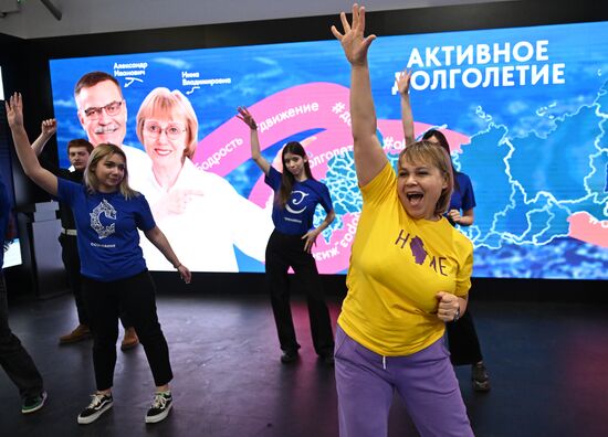 Международная выставка-форум "Россия"
День региона. Республика Башкортостан
Тренировка "ТурбоНенейки" с самой активной бабушкой Башкортостана Людмилой Семеновой, Павильон С Минтруда России
Место: Россия, Москва. Автор: Григорий Сысоев/РИА Новости. Выставка "Россия". День региона. Республика Башкортостан