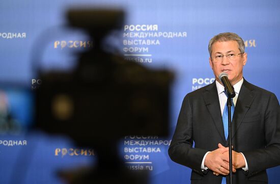 Международная выставка-форум "Россия"
День региона. Республика Башкортостан
"Зимний сабантуй", Уличное пространство рядом с Павильоном № 75
Радий Хабиров, Глава Республики Башкортостан
Место: Россия, Москва. Автор: Алексей Майшев/РИА Новости. Выставка "Россия". День региона. Республика Башкортостан