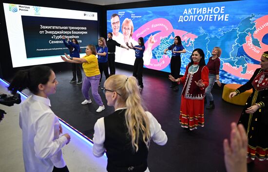 Международная выставка-форум "Россия"
День региона. Республика Башкортостан
Тренировка "ТурбоНенейки" с самой активной бабушкой Башкортостана Людмилой Семеновой, Павильон С Минтруда России
Место: Россия, Москва. Автор: Григорий Сысоев/РИА Новости. Выставка "Россия". День региона. Республика Башкортостан