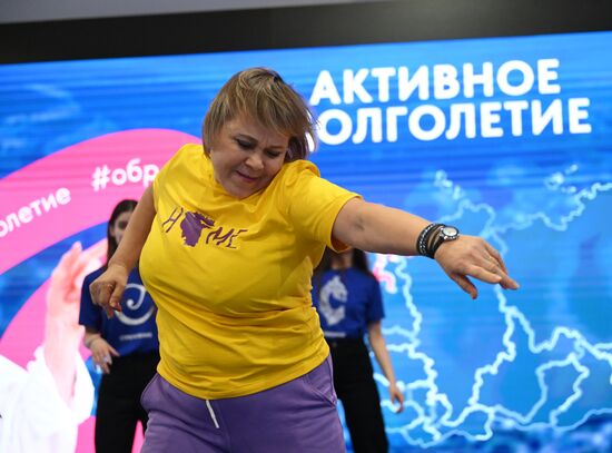 Международная выставка-форум "Россия"
День региона. Республика Башкортостан
Тренировка "ТурбоНенейки" с самой активной бабушкой Башкортостана Людмилой Семеновой, Павильон С Минтруда России
Место: Россия, Москва. Автор: Григорий Сысоев/РИА Новости. Выставка "Россия". День региона. Республика Башкортостан