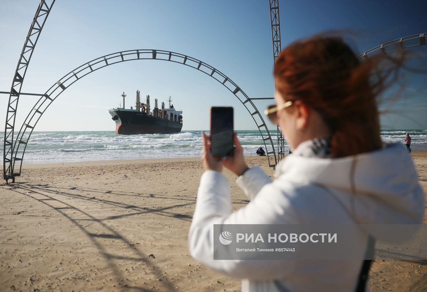 Сухогруз сел на мель под Анапой