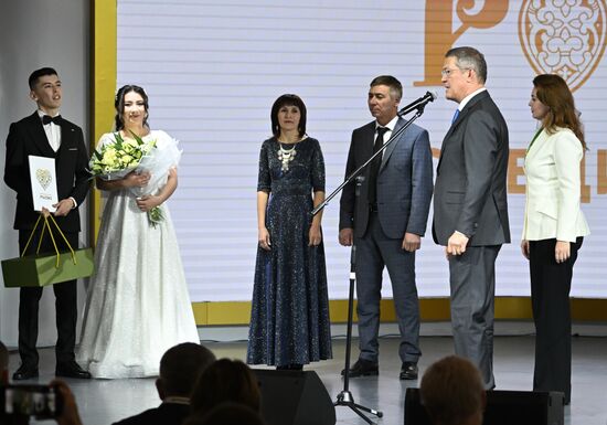 Международная выставка-форум "Россия"
День региона. Республика Башкортостан
Обряд национальной башкирской свадьбы, Павильон № 75 (зал А, зона культурных проектов)
Радий Хабиров, Глава Республики Башкортостан (справа)
Место: Россия, Москва. Автор: Алексей Майшев/РИА Новости. Выставка "Россия". День региона. Республика Башкортостан