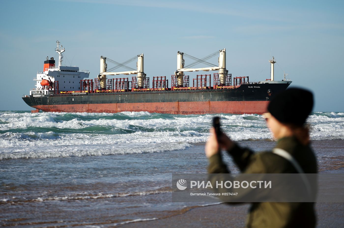 Сухогруз сел на мель под Анапой