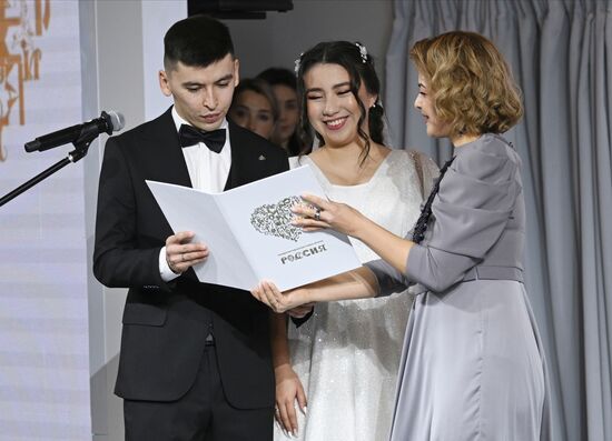 Международная выставка-форум "Россия"
День региона. Республика Башкортостан
Обряд национальной башкирской свадьбы, Павильон № 75 (зал А, зона культурных проектов)
Место: Россия, Москва. Автор: Алексей Майшев/РИА Новости. Выставка "Россия". День региона. Республика Башкортостан