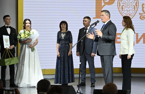 Международная выставка-форум "Россия"
День региона. Республика Башкортостан
Обряд национальной башкирской свадьбы, Павильон № 75 (зал А, зона культурных проектов)
Радий Хабиров, Глава Республики Башкортостан (справа)
Место: Россия, Москва. Автор: Григорий Сысоев/РИА Новости. Выставка "Россия". День региона. Республика Башкортостан