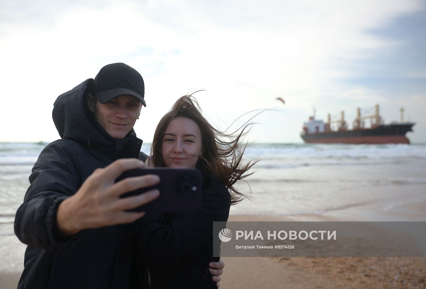 Сухогруз сел на мель под Анапой
