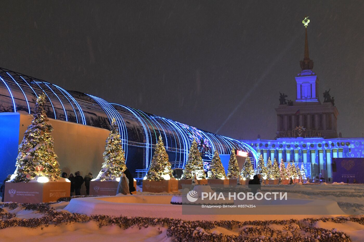 Работа выставки "Россия"