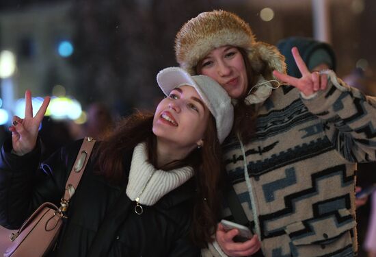 Международная выставка-форум "Россия"
День региона. Республика Башкортостан
Концертная программа "Из Башкортостана с любовью!"
Девушки на концерте Место: Россия, Москва. Автор: Владимир Вяткин/РИА Новости. Выставка "Россия". День региона. Республика Башкортостан