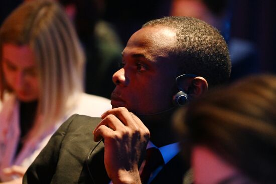 Президент РФ В. Путин наградил победителей международной премии "#Мывместе"