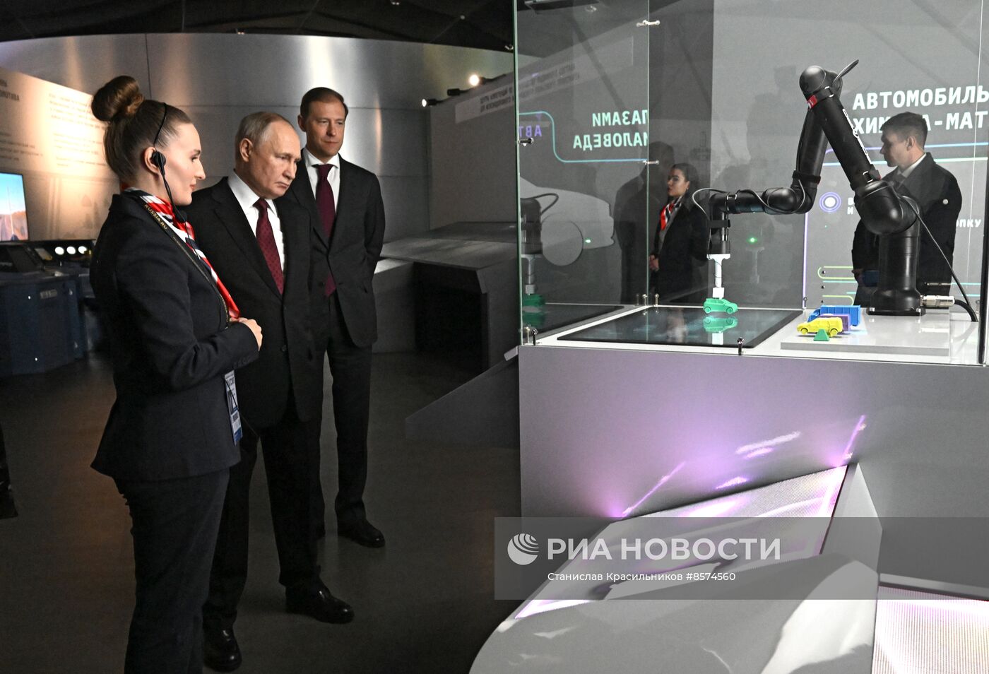 Президент РФ В. Путин посетил выставку "Россия"