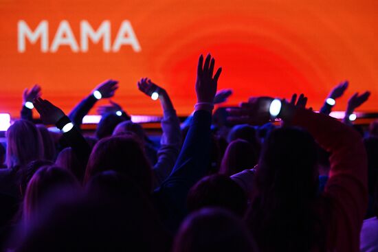 Президент РФ В. Путин наградил победителей международной премии "#Мывместе"