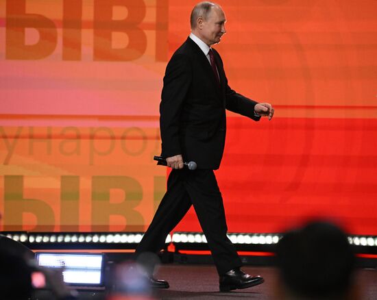 Президент РФ В. Путин наградил победителей международной премии "#Мывместе"