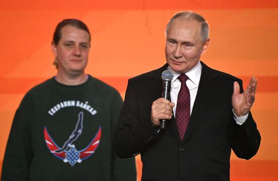 Президент РФ В. Путин наградил победителей международной премии "#Мывместе"