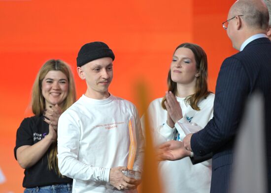 Президент РФ В. Путин наградил победителей международной премии "#Мывместе"