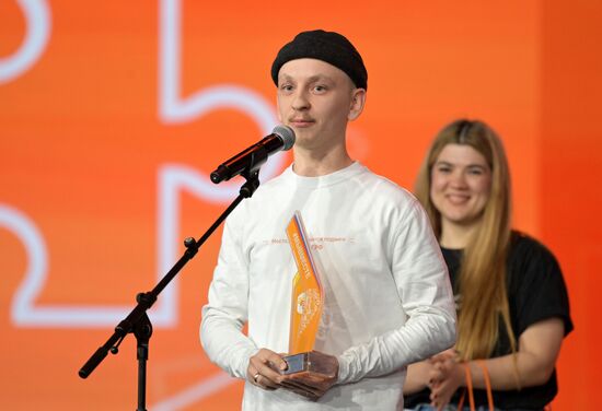 Президент РФ В. Путин наградил победителей международной премии "#Мывместе"