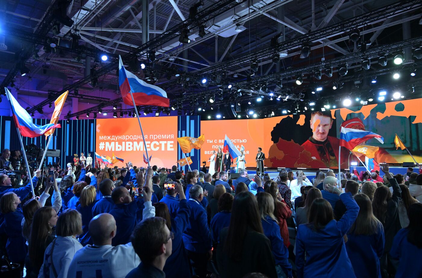 Президент РФ В. Путин наградил победителей международной премии "#Мывместе"