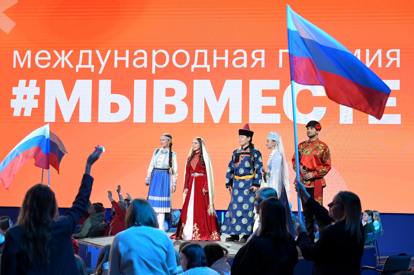 Президент РФ В. Путин наградил победителей международной премии "#Мывместе"