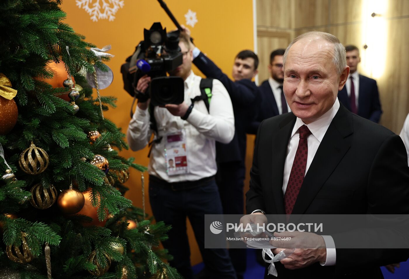 Президент РФ В. Путин принял участие в благотворительной акции "Елка желаний"