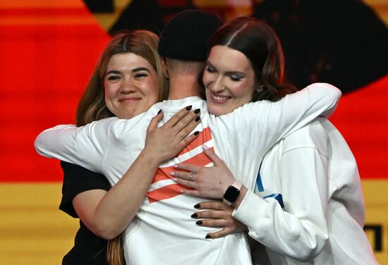 Президент РФ В. Путин наградил победителей международной премии "#Мывместе"