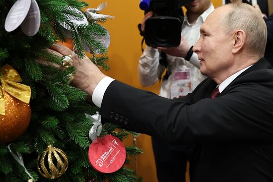 Президент РФ В. Путин принял участие в благотворительной акции "Елка желаний"